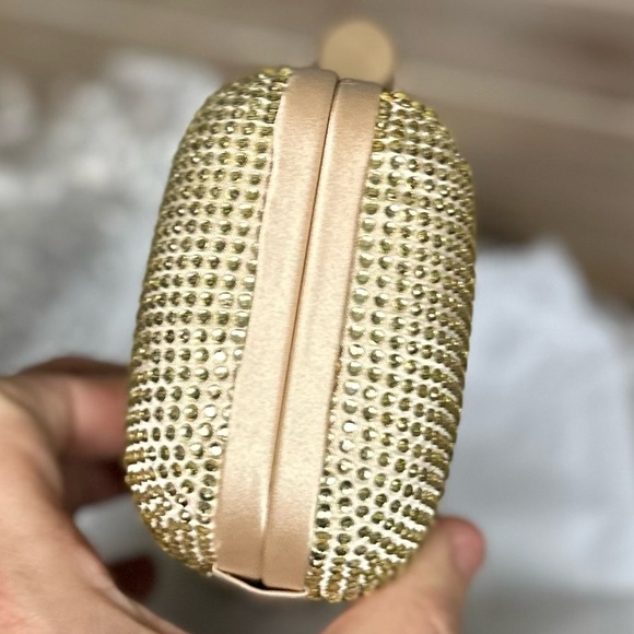 ‼️RARE‼️🎸💯AUTH. Badgley Mischka🎸🔥NWT🔥Gold Embellished Convertible Clutch